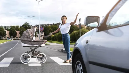 Regula de la trecerea de pietoni pe care mulți șoferi o greșesc. Când ești obligat să oprești, de fapt