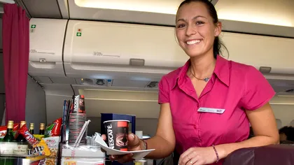 Schimbare în avioanele WizzAir. Călătorii vor putea comanda mâncare prin aplicaţie fără să mai aştepte însoţitorii de zbor