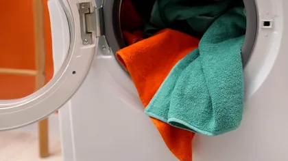 Temperatura la care se spală hainele colorate. Aşa vor fi ca noi mai mult timp