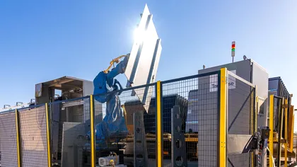 Robotul care montează panouri solare a ajuns pe piață și a mai desființat niște locuri de muncă