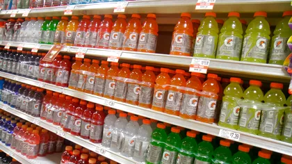 De ce capacele sticlelor de apă diferă de cele ale sucurilor? Designul are un scop precis