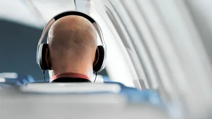 United Airlines schimbă regulile la bord: pasagerii care nu folosesc căști ar putea fi dați jos din avion. Care sunt implicațiile