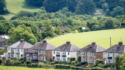 Distanţa minimă între clădiri. Cui dă dreptate legea dacă sunt prea apropiate