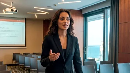 Hotelierii de pe litoral mizează pe Nya, prima influenceriță AI, pentru a face față crizei de personal