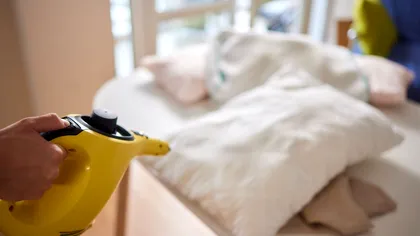 Cât de des trebuie să îți speli pernele, potrivit experților. Secretul unui somn mai curat și mai sănătos