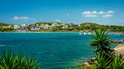 Plaja retrasă cu apă ca în Maldive pe care grecii au ţinut-o ascunsă până acum. Nu au vrut turişti în masă, unde se află