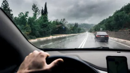 Amenzi pentru depăşire pe linia continuă. Ce scrie în Codul Rutier în 2026, situaţii explicate de poliţişti