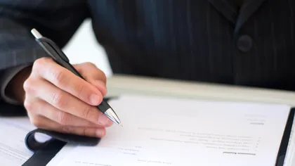 Documentele care nu trebuie semnate de angajaţi. Clauzele de care să te fereşti când eşti nou într-o companie