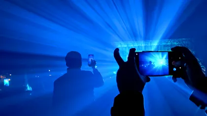 Lumina albastră de la telefon nu strică somnul atât de mult pe cât se credea. Ce spun, de fapt, specialiștii