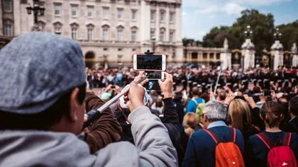 Eşti filmat în loc public iar imaginile sunt postate pe reţelele sociale. Ce poţi face, conform Codului Civil