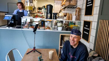 Angajații spun că Mona este o șefă „de gașcă”. Cum a devenit un chatbot manager de cafenea