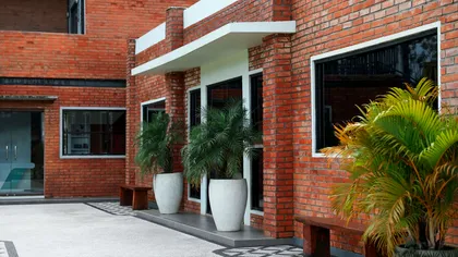 Geamuri deschise în permanenţă pe casa scării. Mulţi români se întreabă dacă există vreo reglementare cu privire la asta