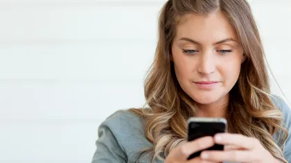 De ce răspunzi instant la mesaje banale, dar eviți zile întregi întrebările personale: explicația psihologică care te va pune pe gânduri