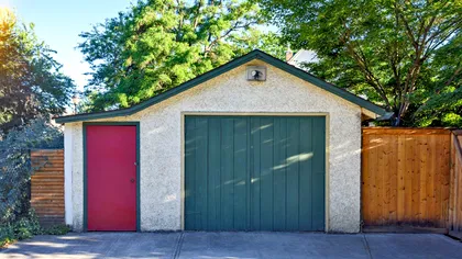 Distanța dintre garaj și gardul vecinului, în 2026. Așa te asiguri că nu primești amendă