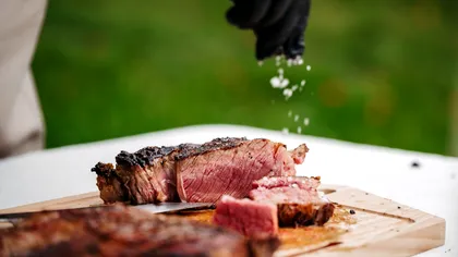 Când se sărează carnea pentru friptură pentru a nu se întări: trucuri pentru vită, miel sau porc