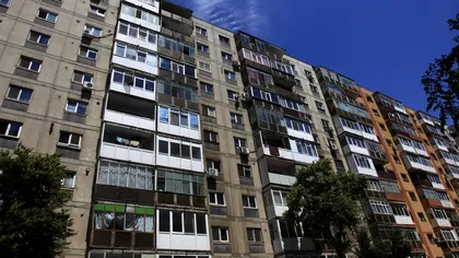 Cine este responsabil pentru scările de la intrare în bloc. Mulți vor să le refacă în clădirile mai vechi, însă încalcă legea