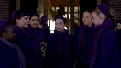 „Testamentele” pe Disney+: continuarea directă a „Poveștii slujitoarei” care îți schimbă complet perspectiva asupra finalului REVIEW