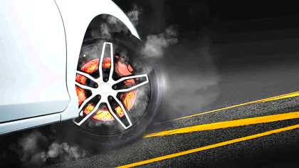 Fum albastru doar după frână de motor: ce spune asta despre uzură și pe unde intră uleiul