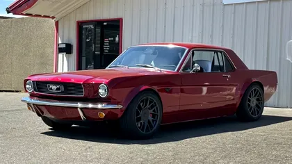 Un Ford Mustang din 1966 a fost transformat în Tesla: are două motoare electrice, ecran de Model 3 și Full Self-Driving