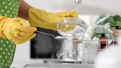 20 de moduri în care poți folosi bicarbonatul de sodiu în casă fără să mai cumperi produse scumpe de curățenie