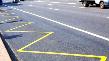 Ce înseamnă marcajele în zig-zag de pe carosabil. Ce trebuie să faci când le vezi