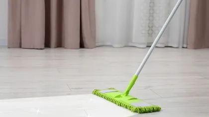 Nici înălbitor, nici bicarbonat. Ingredientul natural pe care ar trebui să-l adaugi în găleata cu mop pentru a lăsa podeaua curată
