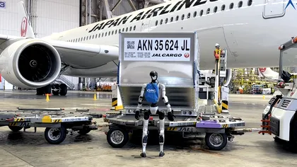 VIDEO: Roboții încarcă bagajele de cală în locul oamenilor la aeroport. Testul făcut de japonezi din cauza crizei de personal