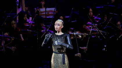 VIDEO: Un robot umanoid a urcat pe scenă alături de o orchestră clasică. Sophia vrea să înțeleagă „experiența umană” a artei
