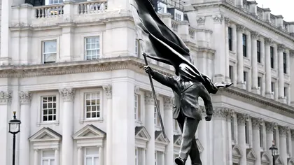 FOTO+VIDEO: O statuie cu un bărbat căruia îi flutură steagul în față a apărut peste noapte în centrul Londrei. Mesajul lucrării Banksy