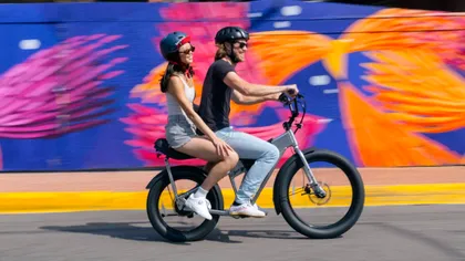 Doi oameni pe o bicicletă electrică: trucurile simple care te scapă de accidente și amenzi