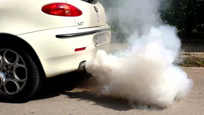 Fum alb persistent după încălzirea motorului: când nu mai e condens și începe să miroasă a reparație scumpă