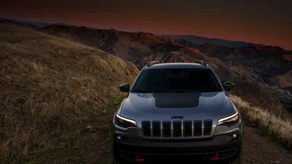 Jeep Cherokee, rechemat pentru o problemă gravă: SUV-ul poate pierde puterea sau o poate lua la vale în parcare