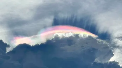 Norii-curcubeu din Indonezia nu sunt AI: cerul chiar poate arăta uneori ca un efect special FOTO