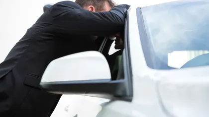Obiectele pe care nu ai voie să le ții în mașină vara. Cazurile în care șoferii riscă amenzi uriașe și dosare penale