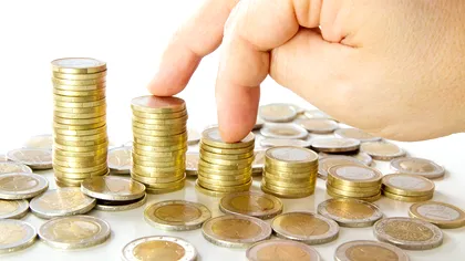 „A investi” și „a învesti”, două cuvinte complet diferite. Ce înseamnă fiecare și de ce românii le confundă atât de des