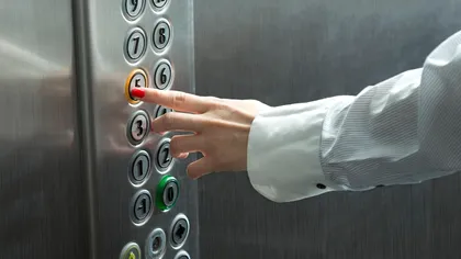 Ce trebuie să faci dacă liftul cade în gol. Ce poziție trebuie să ai, recomandări după incidentul de la Ministerul Transporturilor