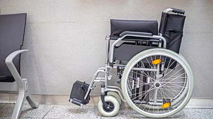 Cu câți ani mai devreme ieși la pensie dacă ai handicap? Legea explicată simplu