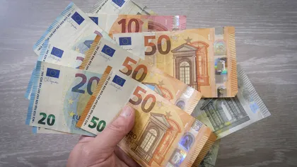 E bine sau nu să cumperi euro în această perioadă, conform specialiştilor. Criza politică face din leu cea mai slabă monedă din regiune