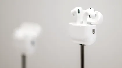 Apple pregătește una dintre cele mai cerute schimbări pentru AirPods în iOS 27