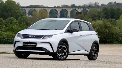 Chinezii vin cu duba electrică pentru firme mici: BYD Dolphin Cargo e-Van are pompă de căldură și cameră 360 standard la 558 kilometri autonomie