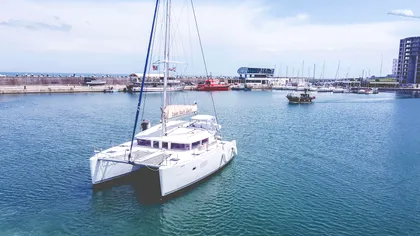Cât costă o plimbare cu catamaranul în largul Mării Negre, la Eforie, în 2026. Copiii au acces gratuit