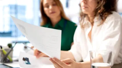 Contract pe perioadă determinată sau nedeterminată? Diferențele care îți pot influența salariul și drepturile