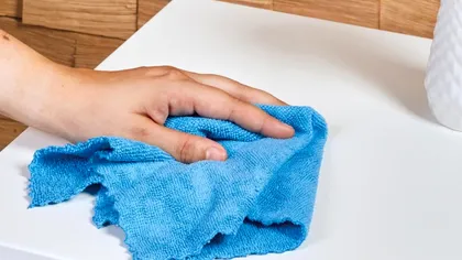 Culorile lavetelor din microfibră nu sunt întâmplătoare. Care trebuie folosită în baie, bucătărie sau dormitor