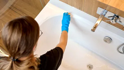 Cum cureți depunerile de calcar de pe cadă fără să o zgârii. Soluții simple și eficiente