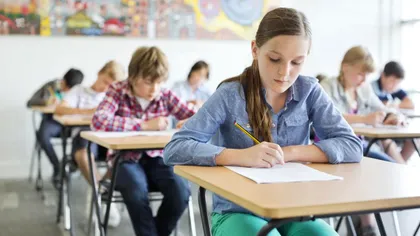 Elevii se întorc la școală cu reguli noi. Cum vor arăta testele și evaluările din toamnă. Profesorii care nu respectă noile reguli riscă sancțiuni