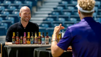 Netflix pune aripioarele picante în centrul show-ului: „Hot Ones” primește un spin-off cu Sean Evans