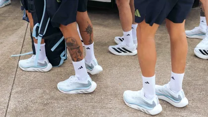 Jucătorii internaționali ai naționalelor Spaniei, Germaniei, Argentinei, Japoniei și Mexicului poartă pantofii personalizați adidas Originals Hyperboost Euphoria în  timpul meciurilor de deschidere FIFA World Cup 2026