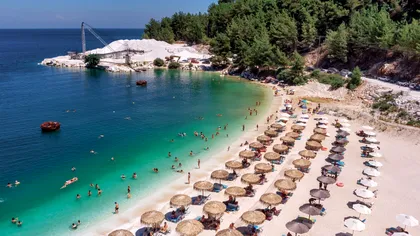 Taxă dublă pentru șezlonguri în Thassos dacă pleci de pe plajă. Surpriza de care s-a lovit o familie de turiști români la Paradise Beach