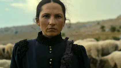 INTERVIU EXCLUSIV cu Manuela Martelli, actrița principală din God Will Not Help: „Cinematograful este cel mai interesant atunci când pune întrebări, nu când oferă răspunsuri definitive”. Când vezi în cinema „Dumnezeu nu ne va ajuta”