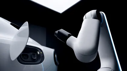 Xiaomi a făcut încărcătorul robot pe care Tesla l-a promis acum 10 ani: brațul care bagă singur mașina în priză